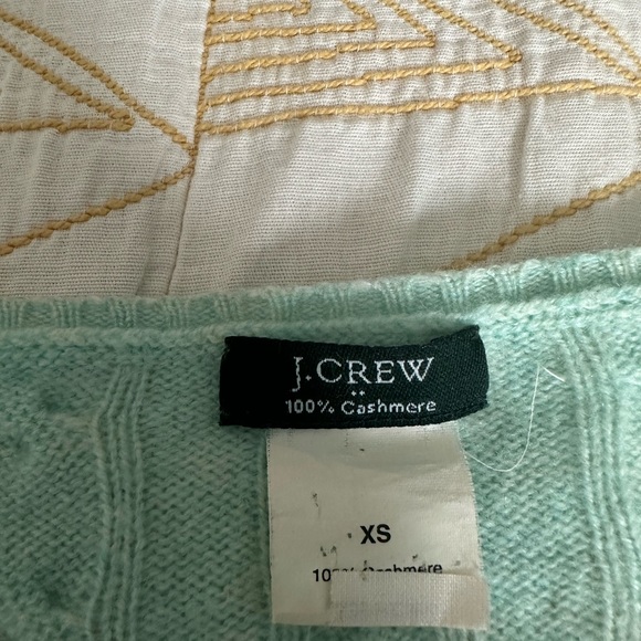 Cashmere Cable Knit Pattern VNeck Sweater - Picture 5 of 5